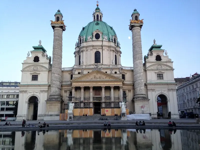 Karlskirche o iglesia de San Carlos Borromeo en Viena.